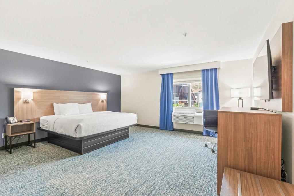 King guest room interior