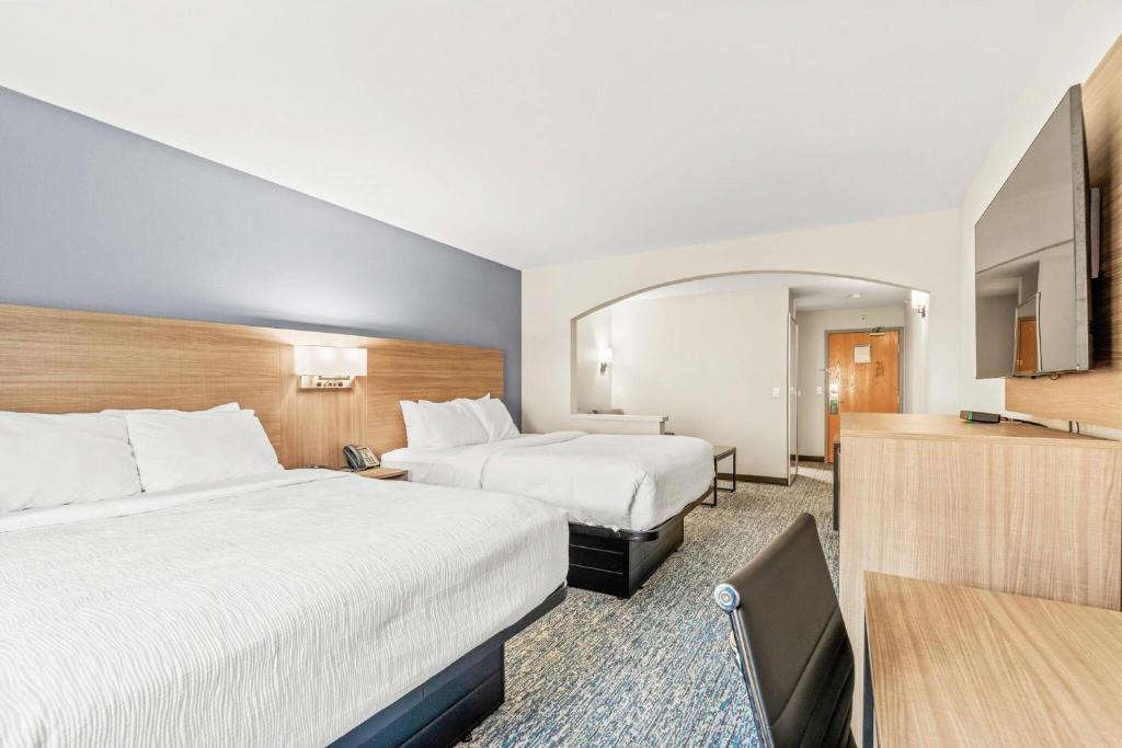 King bed guest room at Quality Inn and Suites On The River