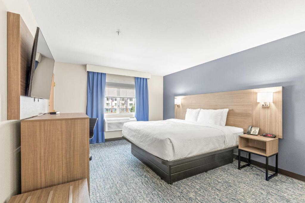 Guest room at Quality Inn and Suites On The River
